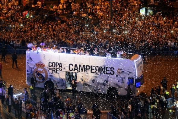 Procedente del aeropuerto de Barajas tras el vuelo desde Valencia, el Real Madrid llegó a las 3:34 horas al estadio Santiago Bernabéu.
