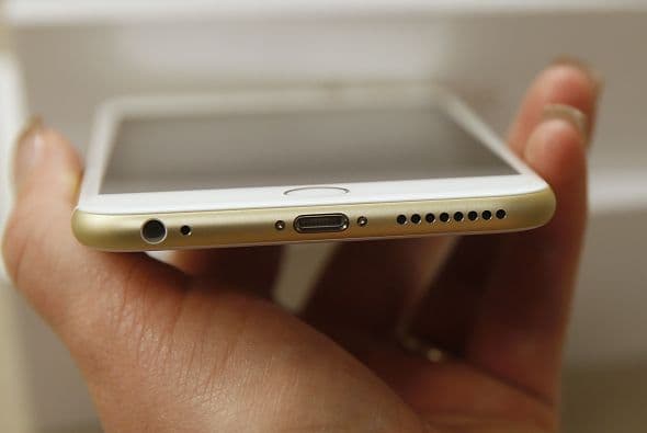 Aquí se muestra la parte inferior de un iPhone 6 Plus color oro.