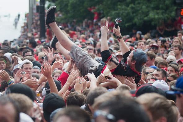 Luego del desfile el río rojo y negro abarrotó el estadio Soldier Field.