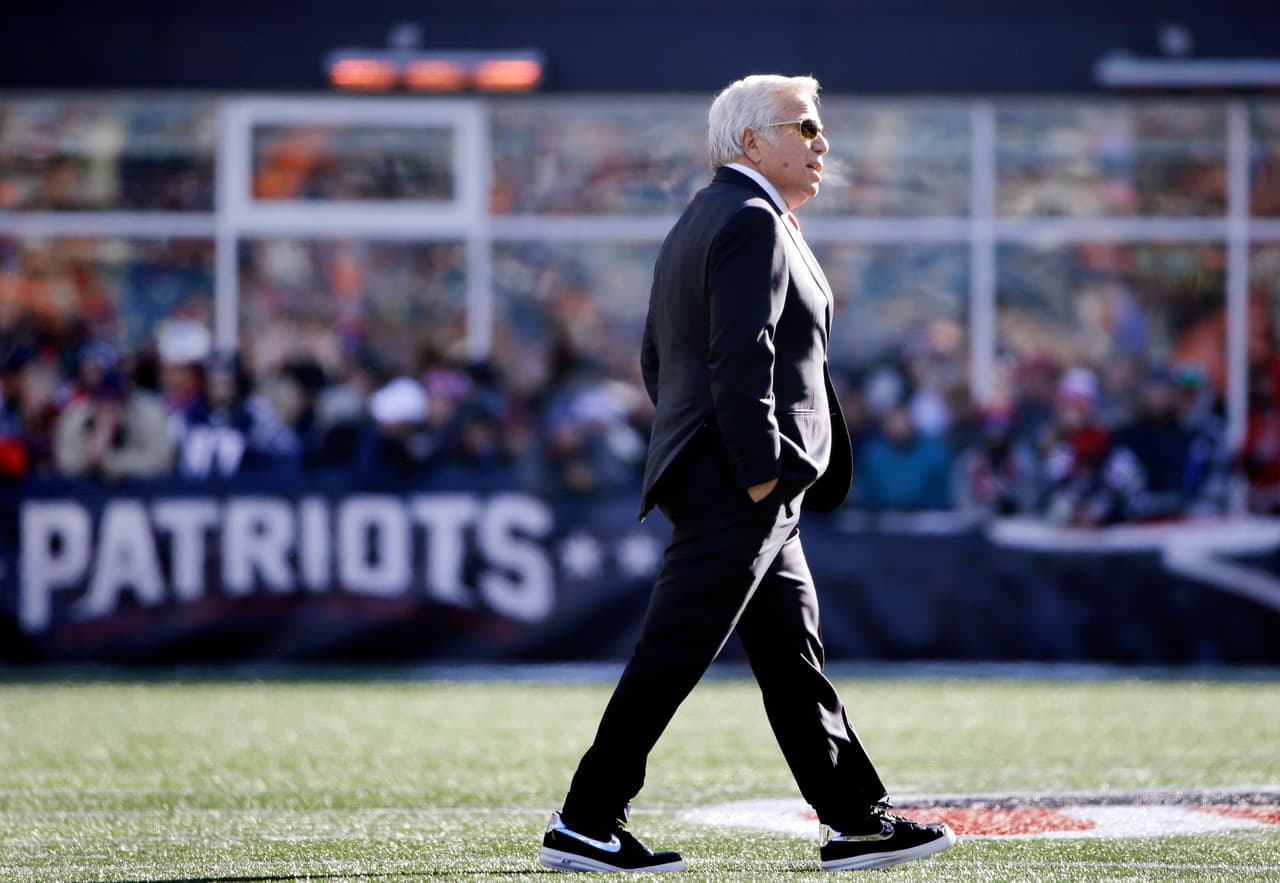 <b>No se perdía ningún partido de los Patriots</b>
<br>- En 1971, Robert Kraft aseguró que iría a Foxborough, sitio donde estaría ubicado el Schaefer Stadium, nueva casa de los recien renombrados New England Patriots, sustituyendo a los Boston Patriots. 
<br>- Este fue nombre del inmueble desde dicha época hasta 1983. 
<br>- Posteriormente, se llamó Sullivan Stadium de 1983 a 1989 y, finalmente, Foxboro Stadium de 1990 hasta su demolición en 2001.