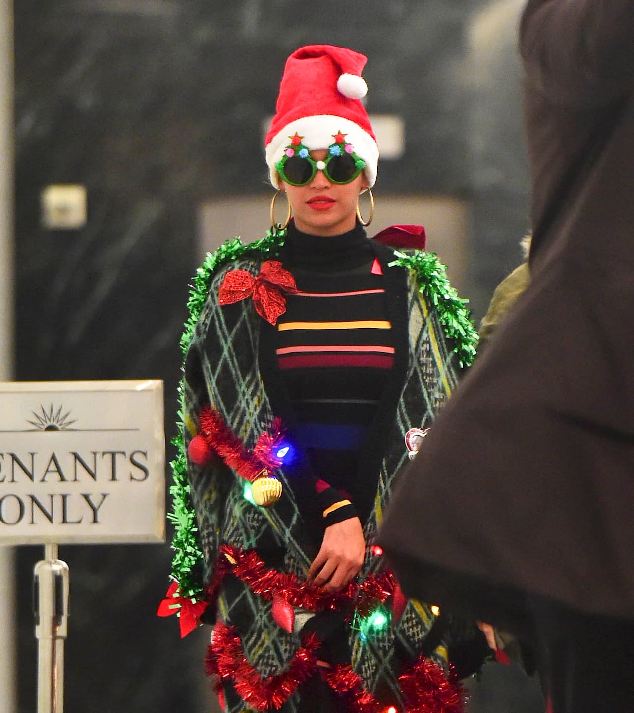 Y para verse más misteriosa hasta usó unas gafas oscuras y un gorro...¿Santa Claus o árbol de Navidad? No sabemos exactamente lo que se le ocurrió.