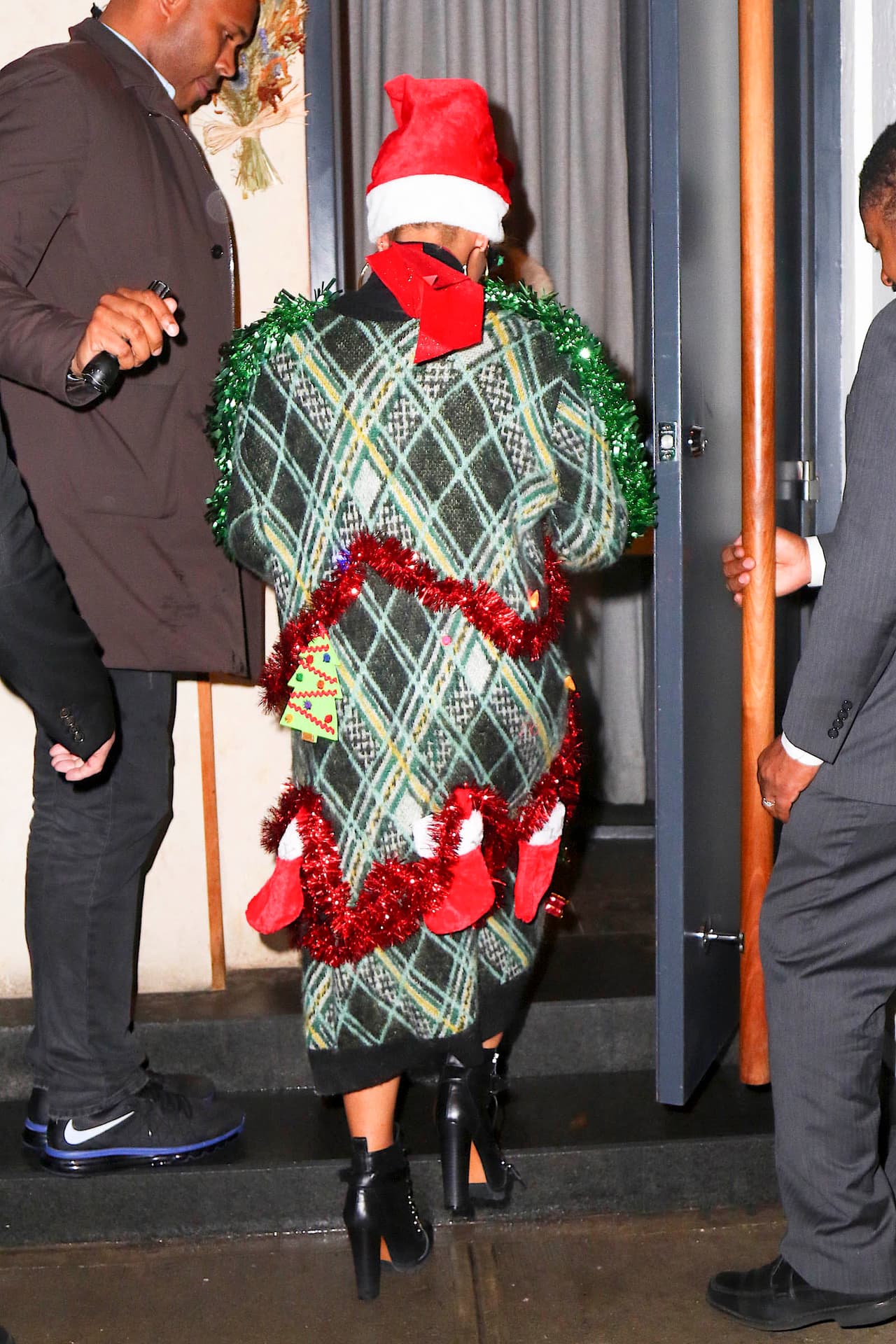 OMG! Hasta le costó trabajo caminar y sus admirables curvas desaparecieron.