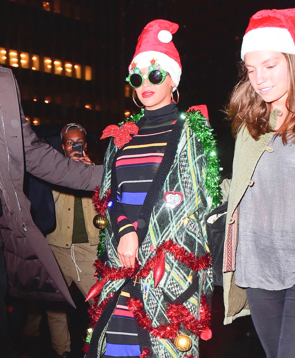 Si buscaban un árbol de Navidad, ¡aquí lo tienen! Parece que esta Beyoncé perdió todo el pudor para usar este loco atuendo.