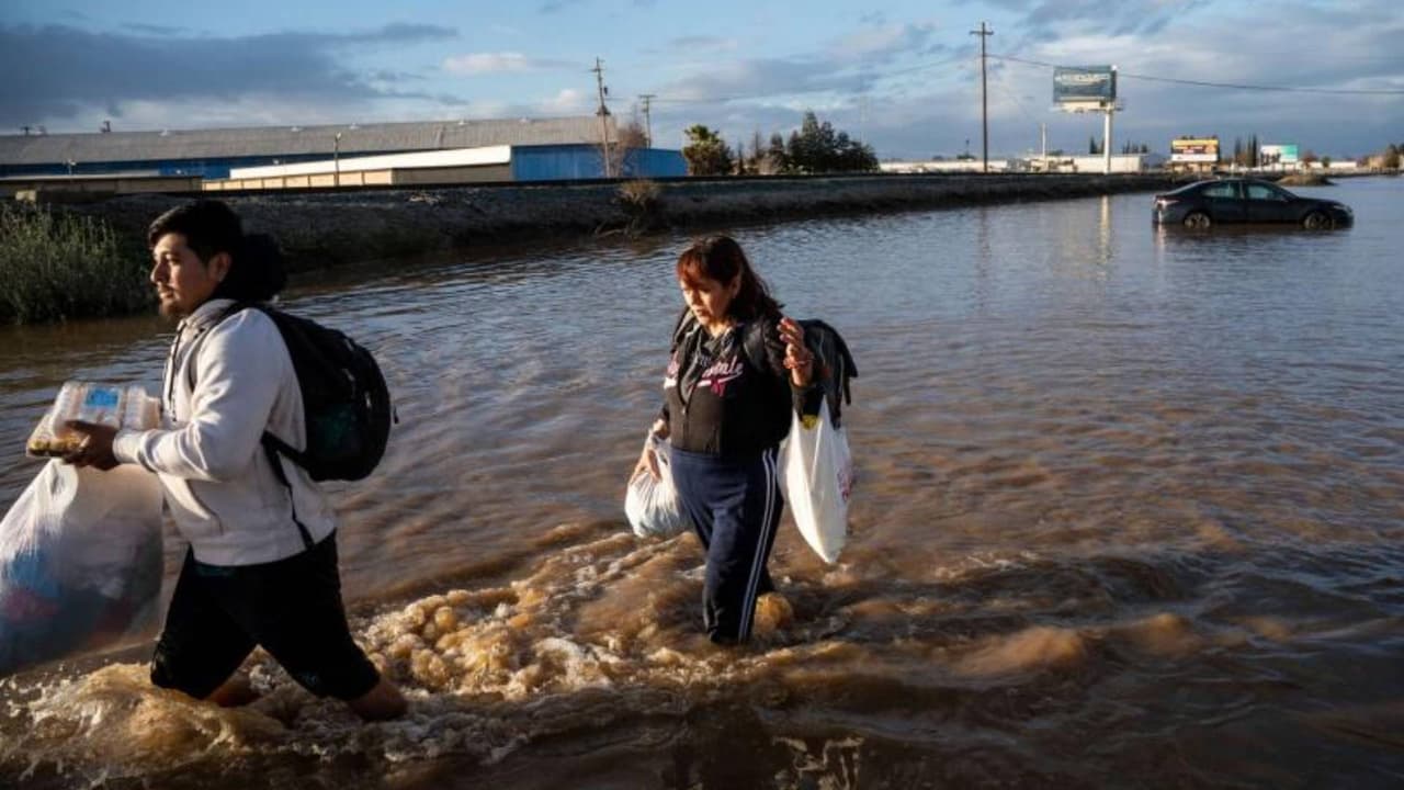 Si vives en una zona que es propensa a las inundaciones, deberás estar 
<b>preparado para una posible evacuación</b>. Reúne suministros para varios días después del desastre para todas las personas que viven en tu hogar. No olvides considerar las necesidades únicas que cada persona o mascota.