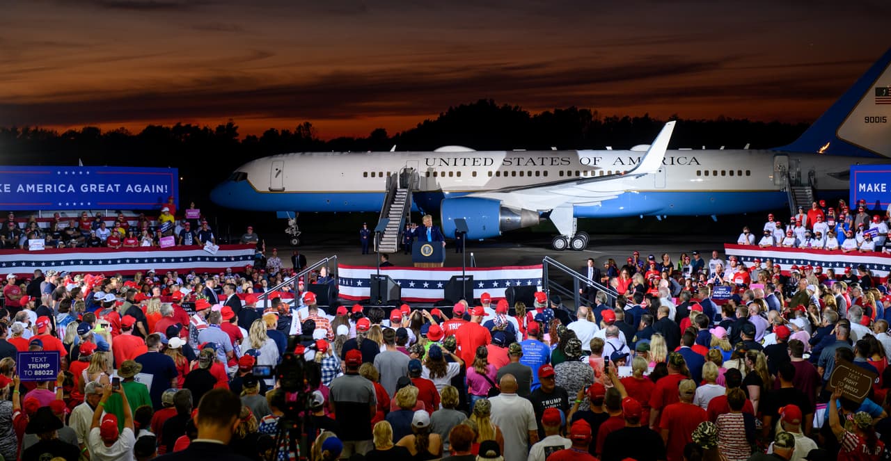 Pensilvania restringe las reuniones en interiores a 25 personas y al aire libre a 250 para frenar la propagación del virus. El mitin de Trump 
<b>violó esas reglas de salud</b>, ya que no hay excepción para los eventos políticos.