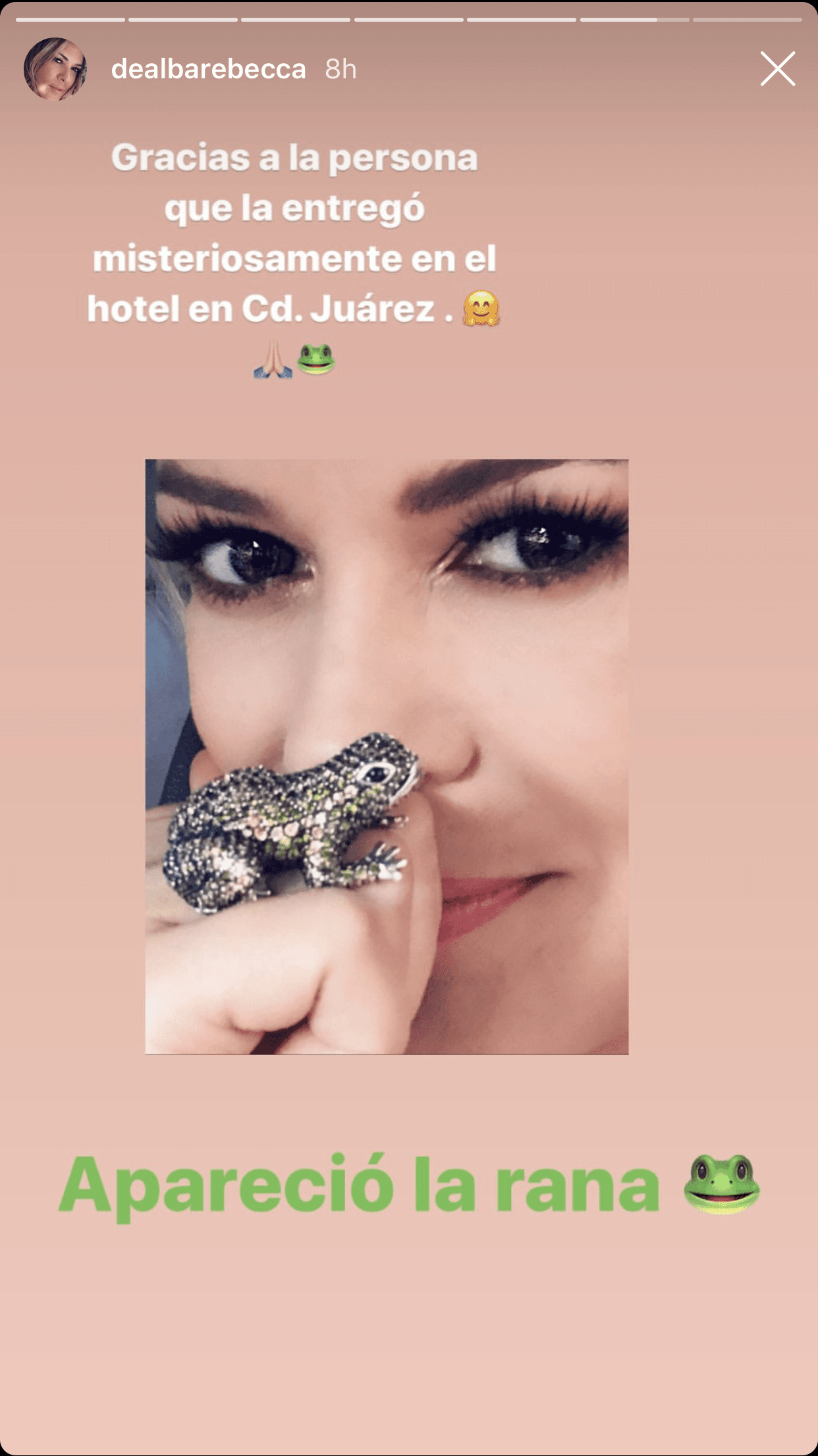 ¡Y aquí la vemos 
<b>con su anillo de rana</b>! Como si se tratara de un regalo navideño, Rebecca de Alba fue sorprendida en vísperas de Nochebuena al recibir de vuelta el "recuerdo de las abuelas y bisabuelas de mi familia".