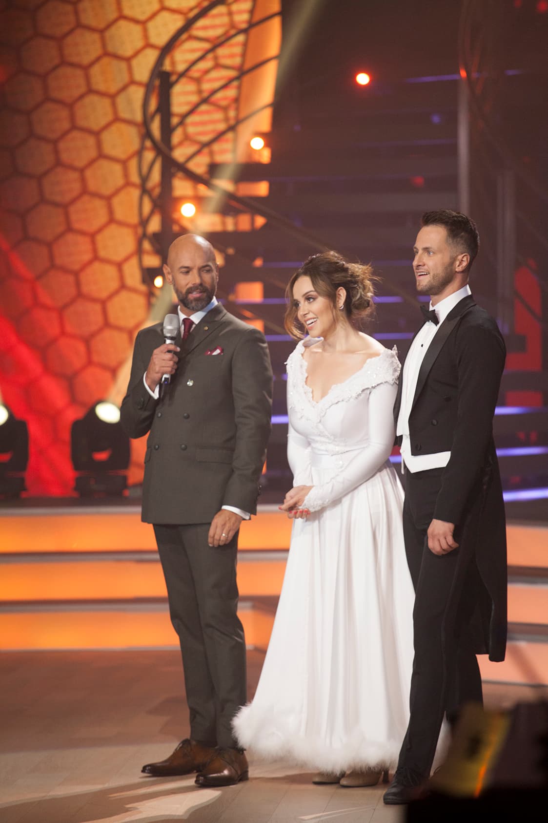 Después de Verónica, llegó el turno de
<b> la segunda nominada de la noche: Rosie Rivera</b>. La hermana de la fallecida Jenni rivera 
<b><a href="https://www.univision.com/shows/mira-quien-baila/rosie-rivera-bailo-como-un-angel-el-clasico-maria-bonita-video">bailó 'María bonita', en versión vals</a></b>. Fue halagada por Dayanara (le dijo que parecía un ángel), pero regañada por Lola (le recomendó que bailara menos tensa para darle seguridad a su pareja). Ella se mostró tranquila ante las observaciones.