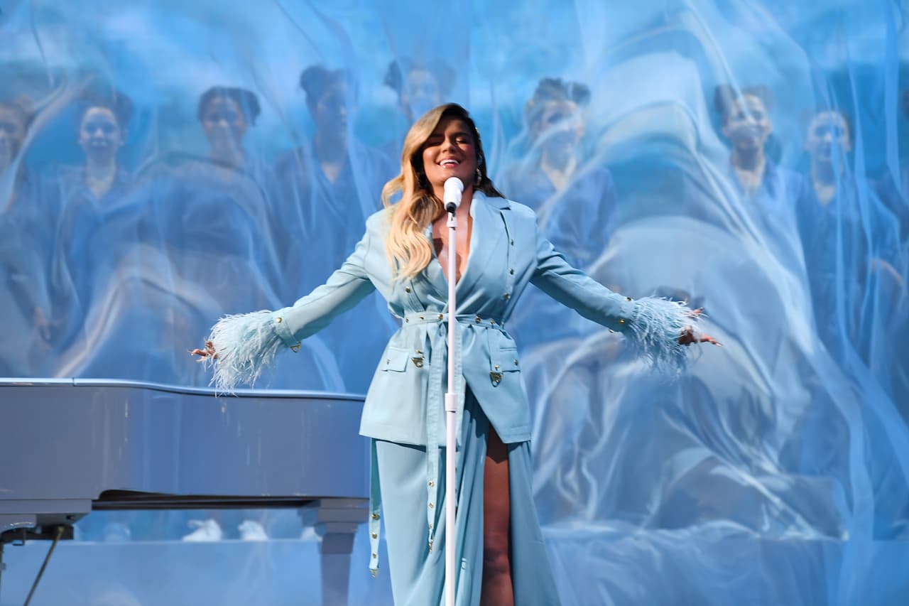 La ‘Bichota’ fue la primera en saltar a los mares de la transformación y aprovechando el lanzamiento del video ‘El Barco’, en el 2021 la cantante mostró por primera vez su
<a href="https://www.univision.com/musica/looks-de-yailin-la-mas-viral-que-han-encendido-las-redes-fotos" target="_blank">nuevo look </a>