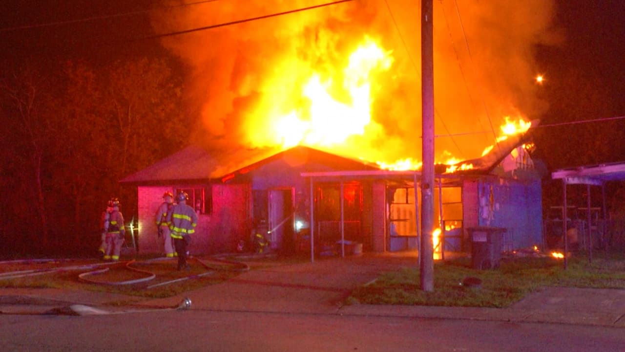 Rescatan a perros que se quedaron atrapados en un incendio de una casa