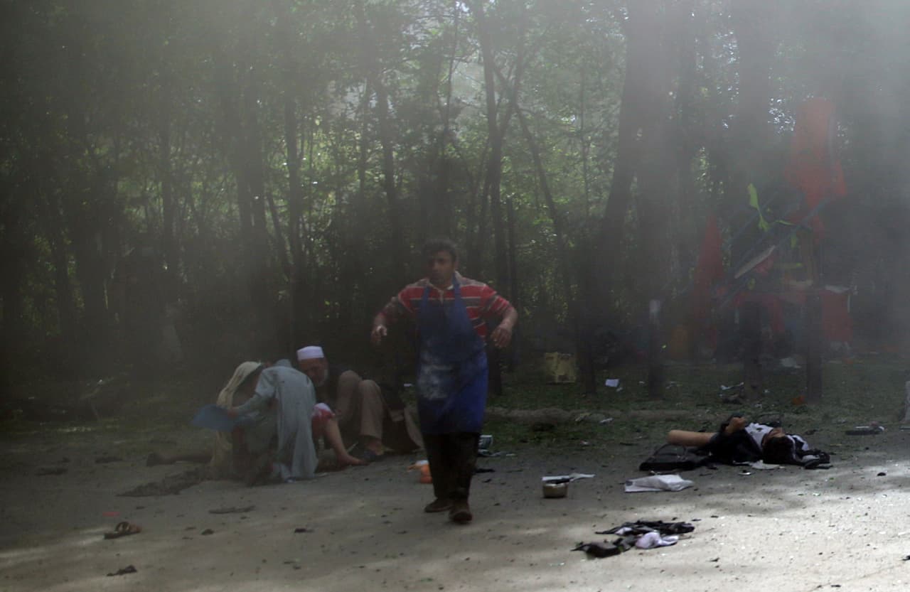 El grupo Estado Islámico (ISIS) afirmó que el primer atentado golpeó la sede de los servicios de inteligencia en Kabul y el segundo, algunos minutos más tarde, fue dirigido a los periodistas que acudieron al lugar a cubrir el evento.