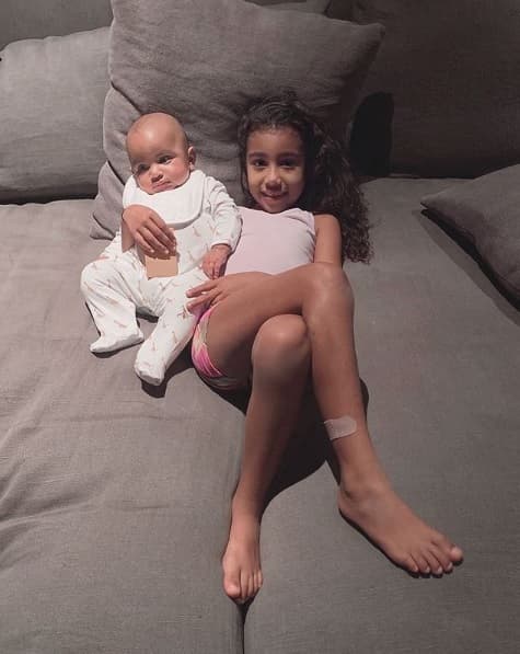 Kim dijo que tenía las mangas de la chaqueta "pegadas" para que North pueda usarla ahora, pero también se pueden desdoblar, de manera que la niña la use más adelante a medida que
<b> vaya creciendo</b>.