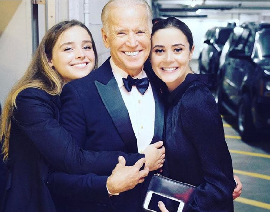 Según la NBC, la foto fue tomada por su nieta Naomi. De acuerdo con la crónica, Biden y su esposa disfrutaban de una mañana en el patio trasero de su casa cuando desde el interior 
<b><a href="https://www.nbcnews.com/politics/2020-election/live-blog/2020-11-07-trump-biden-election-results-n1246882/ncrd1246979#blogHeader" target="_blank">estallaron gritos y aplausos. </a></b>
<br>