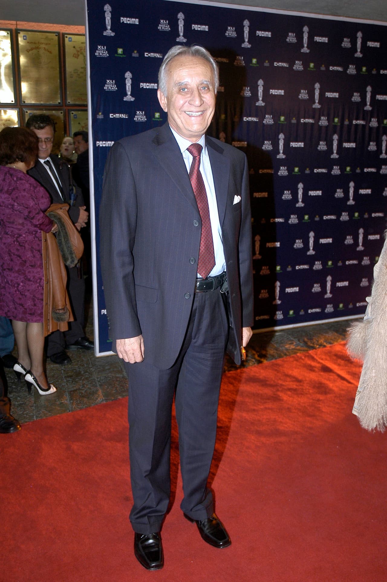 "Creemos que es importante que ustedes sepan que
<b>Haunani no se casó nunca con Patricio</b> y que la parte oficial,
<b>los responsables de las decisiones</b> y de lo que va a pasar con Patricio y de cualquier otra cosa
<b>somos sus tres hijos</b> Paola, Patricio y Rodrigo, no Haunani", dijo a 'Sale el sol'.
<br>