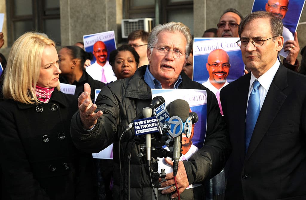 Esta imagen de archivo muestra al centro al actor Martin Sheen quien ha reafirmado su apoyo para que se declare inocente a Jon Adrián Velázquez.