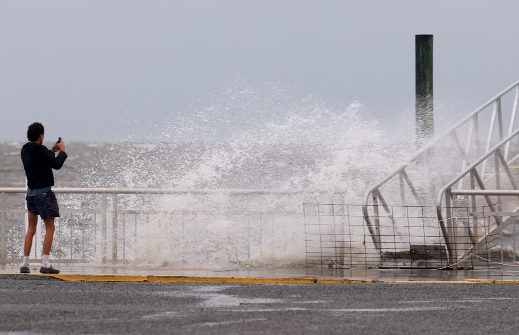 Tormenta Debby comienza a sentirse al norte de Florida, horas antes de que entre como huracán