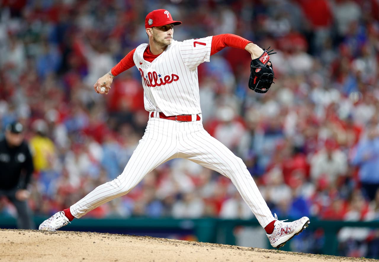 Connor Brogdon #75 de los Phillies en un lanzamiento contra los Astros de Houston durante la sexta entrada en el Juego Tres de la Serie Mundial.