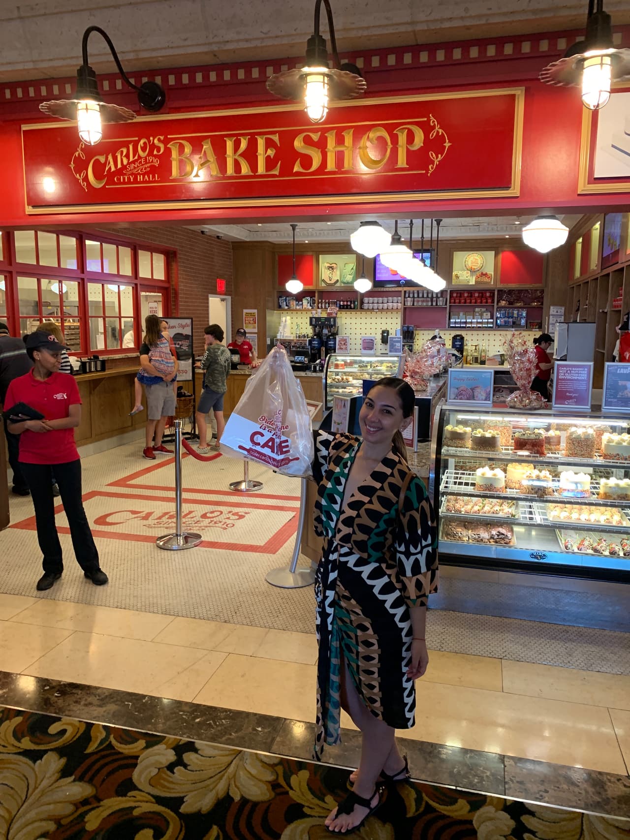 Sin embargo, uno de sus lugares predilectos es el
<b>'Carlos Bake Shop'</b> de
<b>Buddy</b>, mejor conocido como el
<b> 'Cake Boss'</b>, que está localizado
<b> </b>en el centro comercial del hotel
<b>Palazzo </b>y tiene los mejores postres.