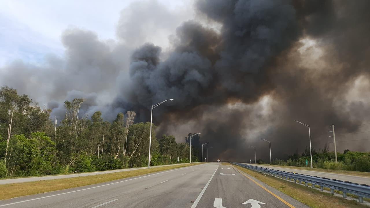 Abren nuevamente la avenida Krome tras controlar el incendio en el suroeste de Miami-Dade