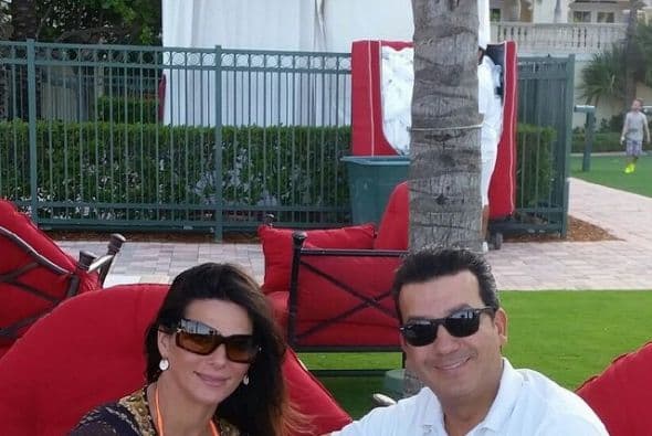 Disfrutando con su esposa.