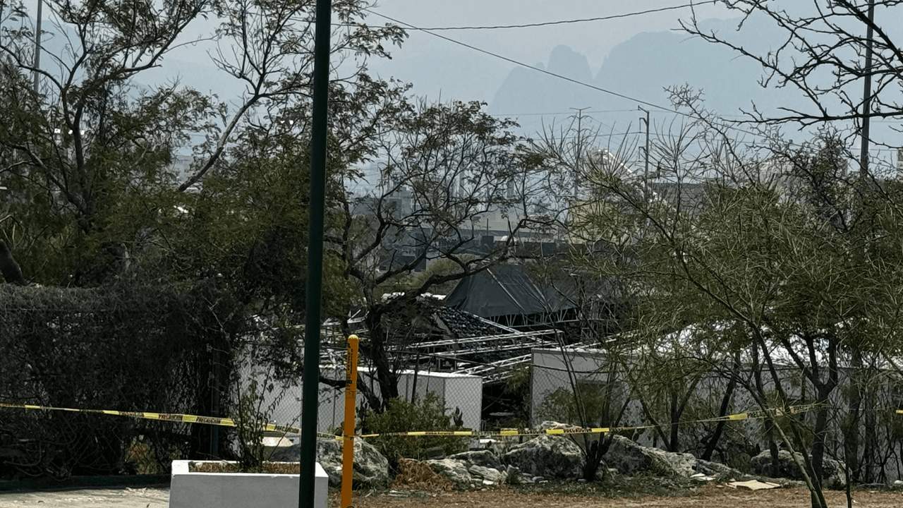 Incluso, los camiones del grupo Bronco, que iban a tocar en el encuentro, siguen en el sitio de destrucción.