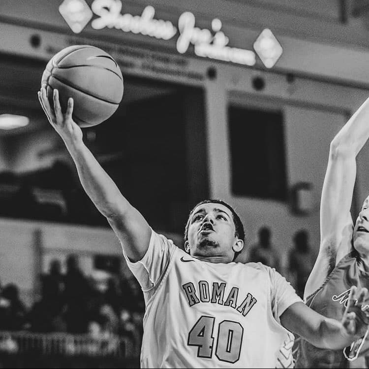 Ángel es un destacado estudiante y deportista.