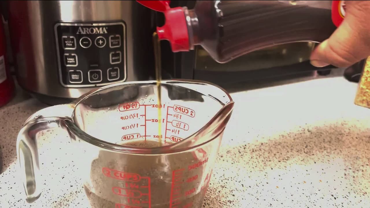 Aunque muchas personas prefieren tomar remedios caseros con la esperanza de tratar el virus, lo cierto es que los expertos dicen que estos no pueden curar la enfermedad, por lo que deben cumplir con la cuarentena y acudir con su doctor para tratar los síntomas. "El efecto psicológico que tienen estas cosas no lo va ayudar a salir", dijo el médico familiar Francisco Neira.