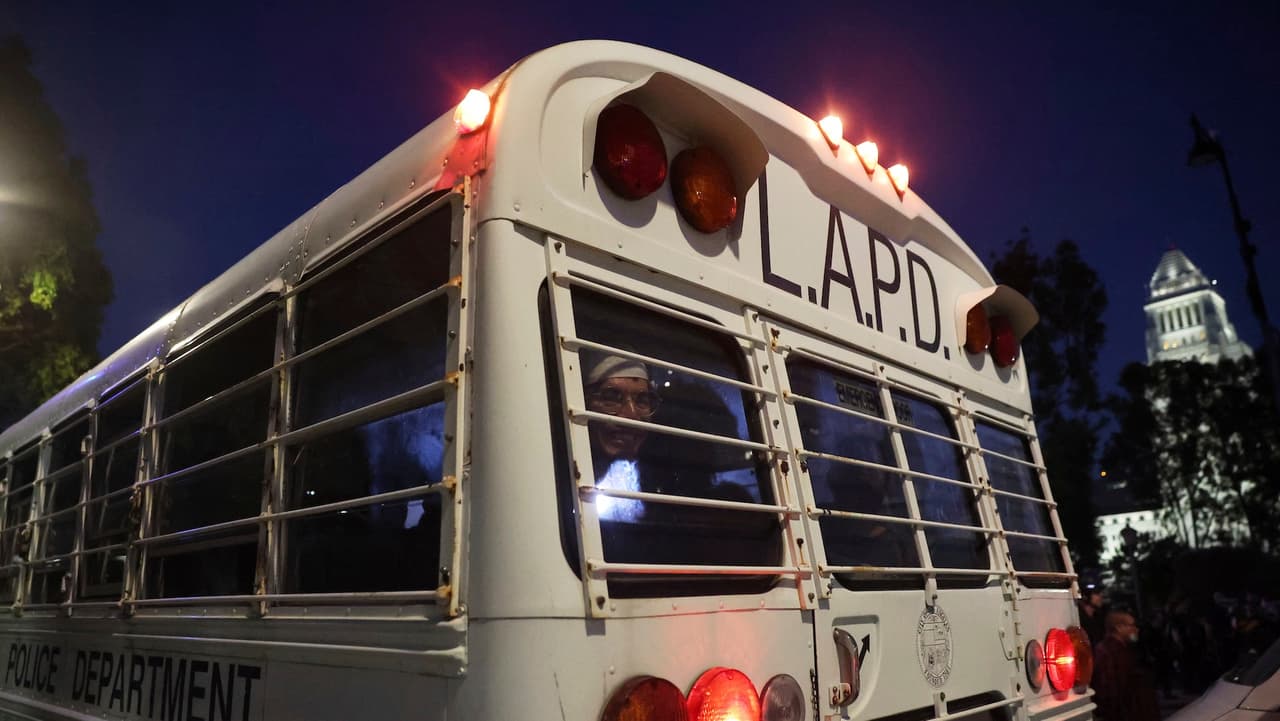 Arrestan a miembros de banda ligada a casi 100 robos de viviendas en Los Ángeles