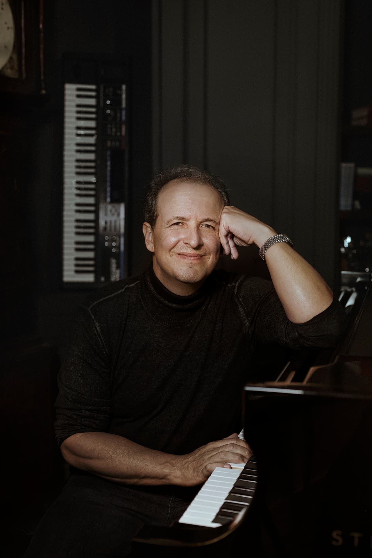 <b>Julio Reyes Copello</b>, productor, pianista y compositor, es otro de los invitados a la noche de los premios a la música latina. El colombo-estadounidense se encuentra nominado a
<b> Canción del Año</b> junto a 
<b>Pablo Alborán</b>, Nicolás “Na’vi” De La Espriella y Diana Fuentes por la canción 
<b>‘Si Hubieras Querido’</b>.