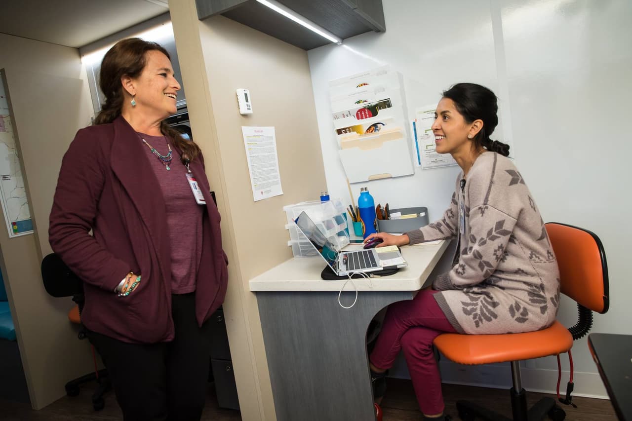 Hospitales sin corazón latino: Recursos y oportunidades para que jóvenes hispanos estudien medicina en California