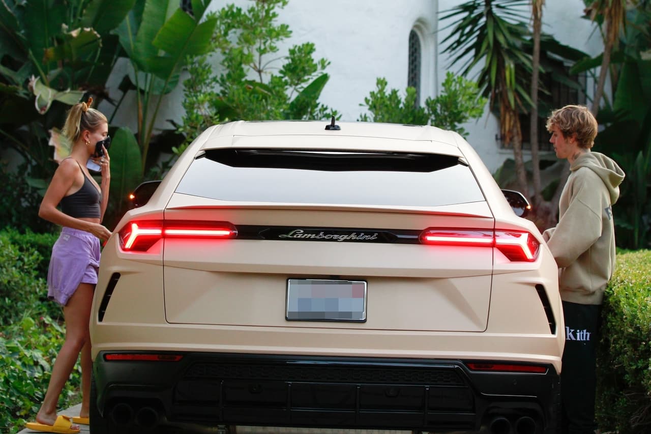 Utilizando una mascarilla negra, un top deportivo color gris, un short violeta, una sudadera a juego alrededor de su cintura y zapatillas color amarillo brillante, Hailey Bieber fue fotografiada llegando a un estudio de grabación casero ubicado en Los Ángeles.