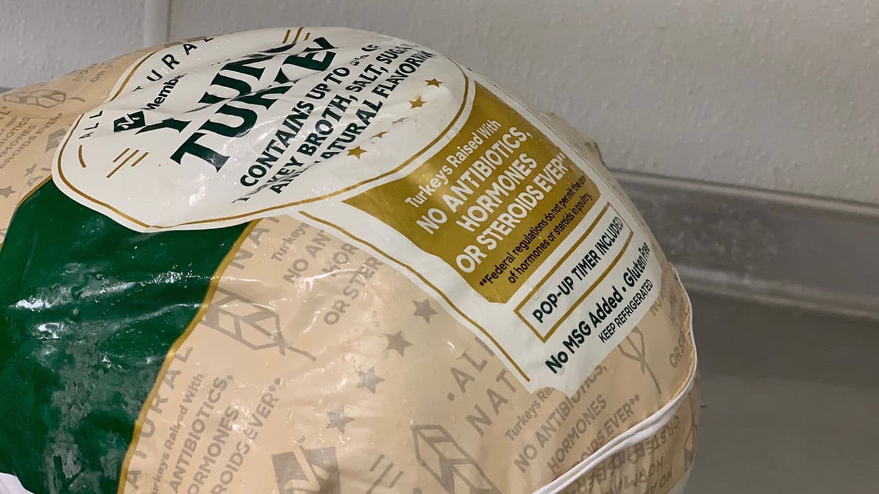 No importa la marca de pavo que compres, debes mantenerlo crudo y separado de otros alimentos para evitar que las bacterias como la salmonela se propaguen.