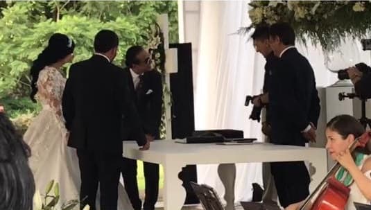 Para la fotografía oficial con los novios posó con sus distintivas gafas obscuras.