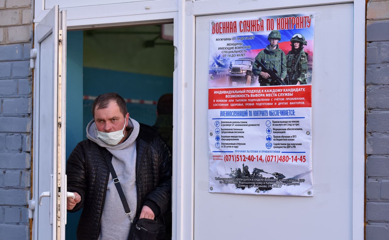 Un hombre sale de un punto de movilización militar abierto en una escuela en Donetsk, el 20 de febrero de 2022. Denis Pushilin, jefe de la autoproclamada República Popular de Donetsk,
<b>pidió a los hombres "capaces de sostener un arma" que acudieran a los centros de inscripción. </b>