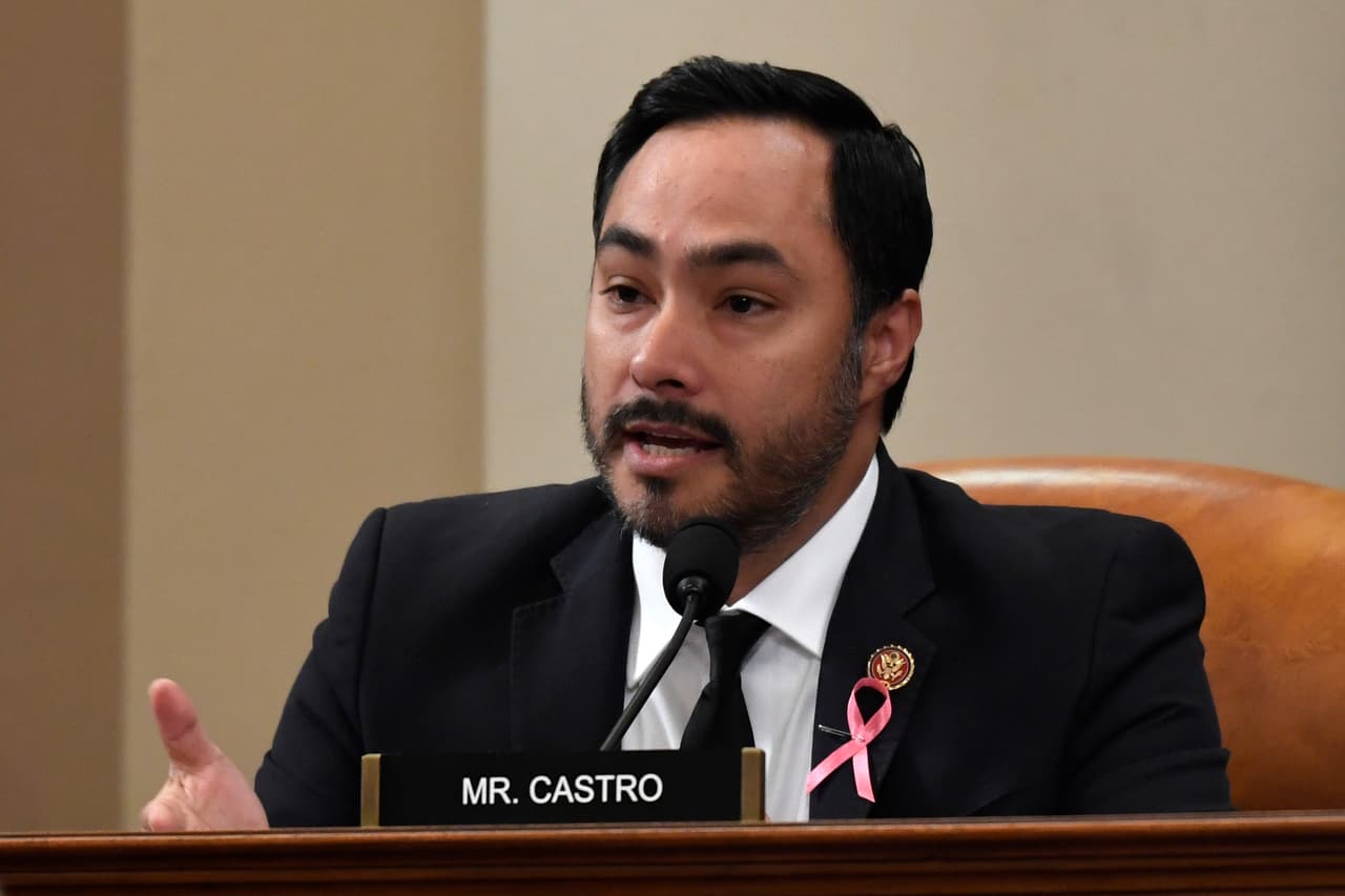El 
<b>representante por Texas Joaquín Castro </b>es miembro de los comités de Inteligencia y Asuntos Exteriores de la Cámara de Representantes, desde donde ha criticado duramente la posición de Trump frente a Rusia. Su hermano gemelo, 
<a href="https://www.univision.com/temas/julian-castro">Julián Castro</a>, fue secretario de Vivienda de Obama y se postuló el año pasado en las primarias presidenciales del Partido Demócrata.