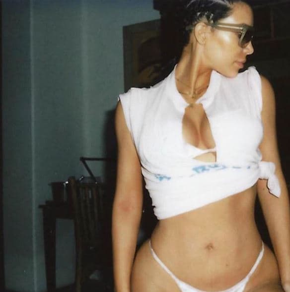 Kim Kardashian no tiene complejos y se muestra orgullosa de su figura.
