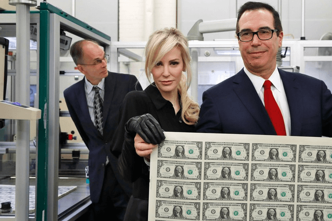 Su reacción a las críticas lo empeoró todo. “Yo pago más impuestos que tú”, contestó a una de las usuarias. Linton, actriz casada con Steven Mnuchin, empresario acaudalado, 
<a href="https://www.univision.com/noticias/trending/yo-pago-muchos-impuestos-y-tu-no-la-insolita-respuesta-de-la-esposa-del-secretario-del-tesoro-a-las-criticas-por-su-lujoso-atuendo">borró la foto y se disculpó</a>, pero no tardó en volver a meter la pata al retratarse junto a su esposo admirando billetes de dólar recién impresos.