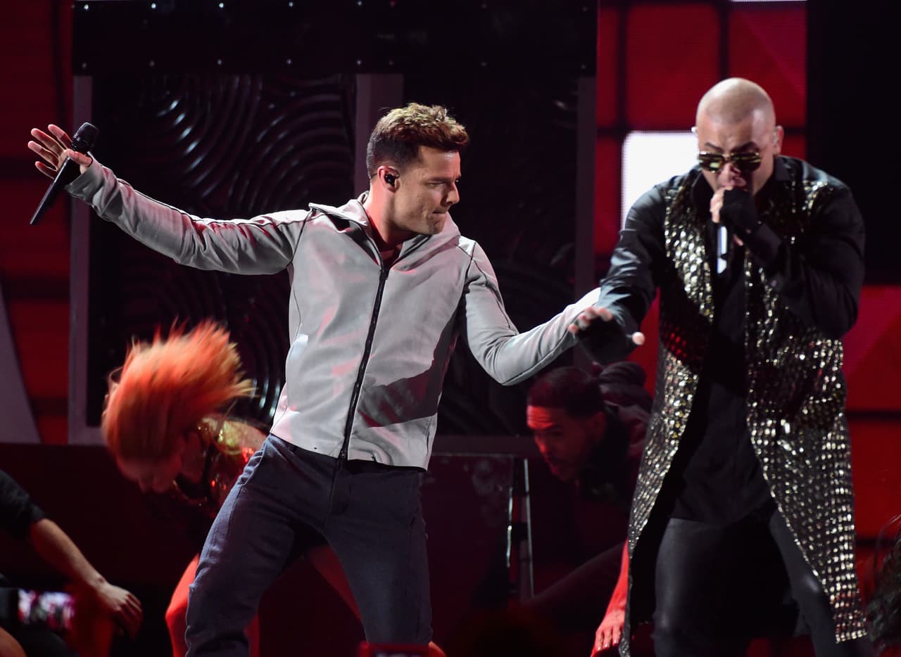 Al ritmo de 'Que Se Sienta El Deseo' se robaron toda la atención de la noche.