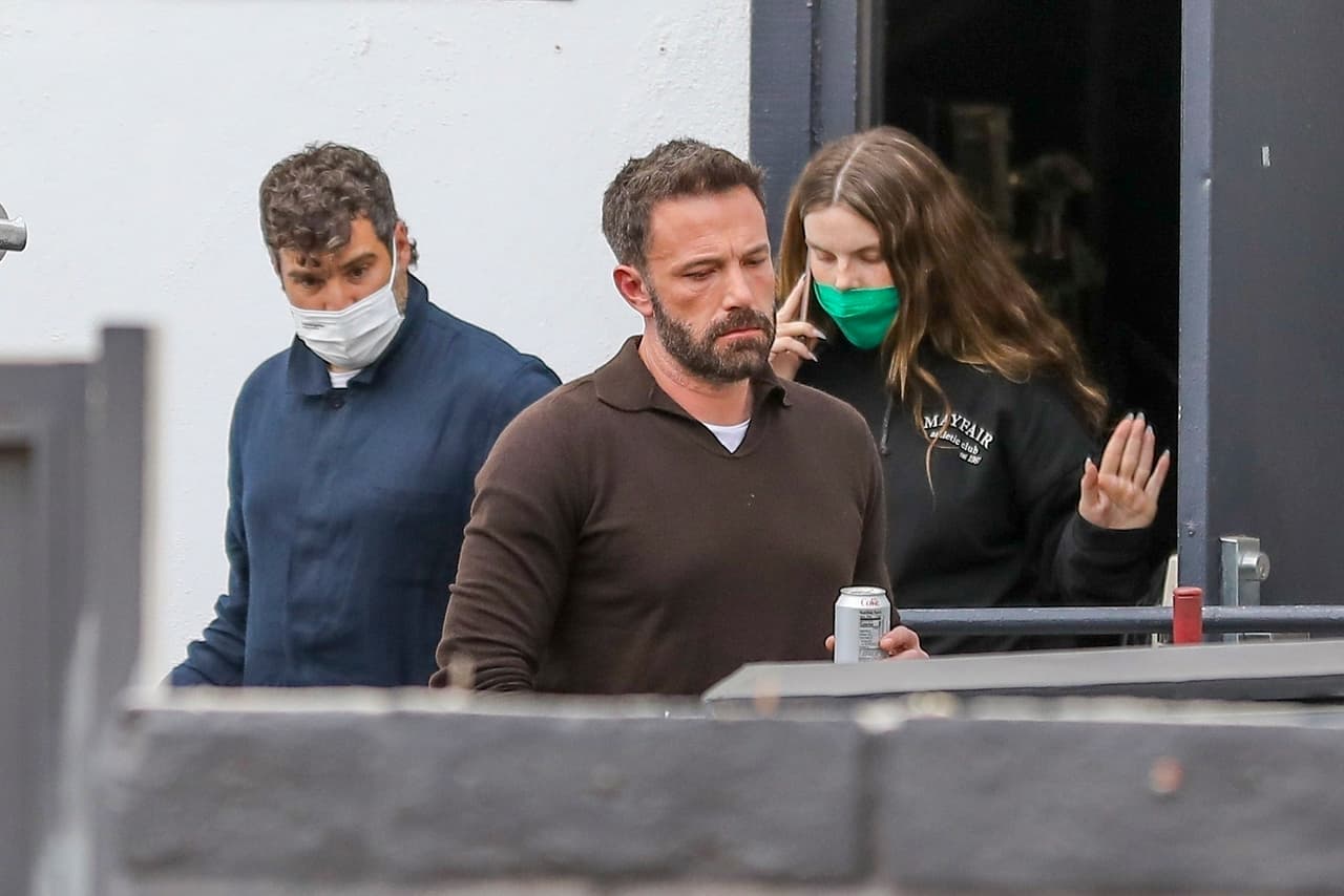 Al actor de 'The way back' se mezcló con el equipo de producción.
<br>