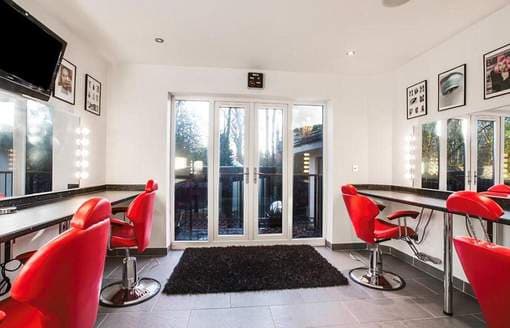 <b><a href="https://www.univision.com/local/fresno-kftv/esta-es-nuestra-fuente-de-ingreso-duenos-de-salones-de-belleza-reaccionan-ante-nuevo-cierre-video">Salones de belleza,</a> centros de cuidado personas, barberías</b>, spas deben cerrar sus puertas. No se permite atención en inteiores, tampoco en exteriores.