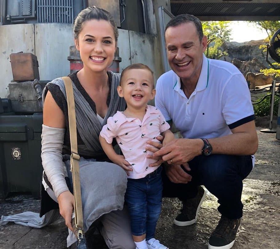 Muy sonriente, el más pequeño de los Tacher y su papá no dudaron en posar para la foto con Rey.