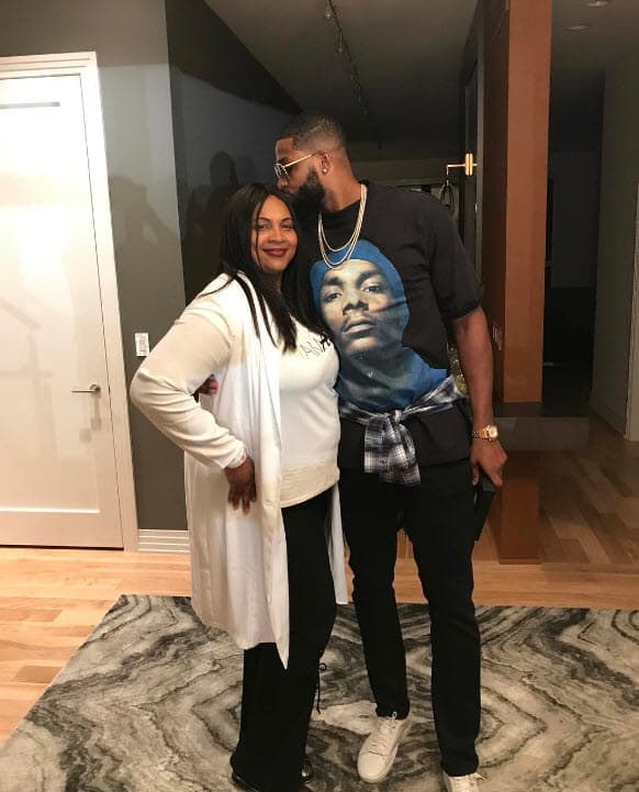 Según TMZ, Tristan Thompson era muy cercano a su madre, quien era chofer de un autobús escolar.
<br>