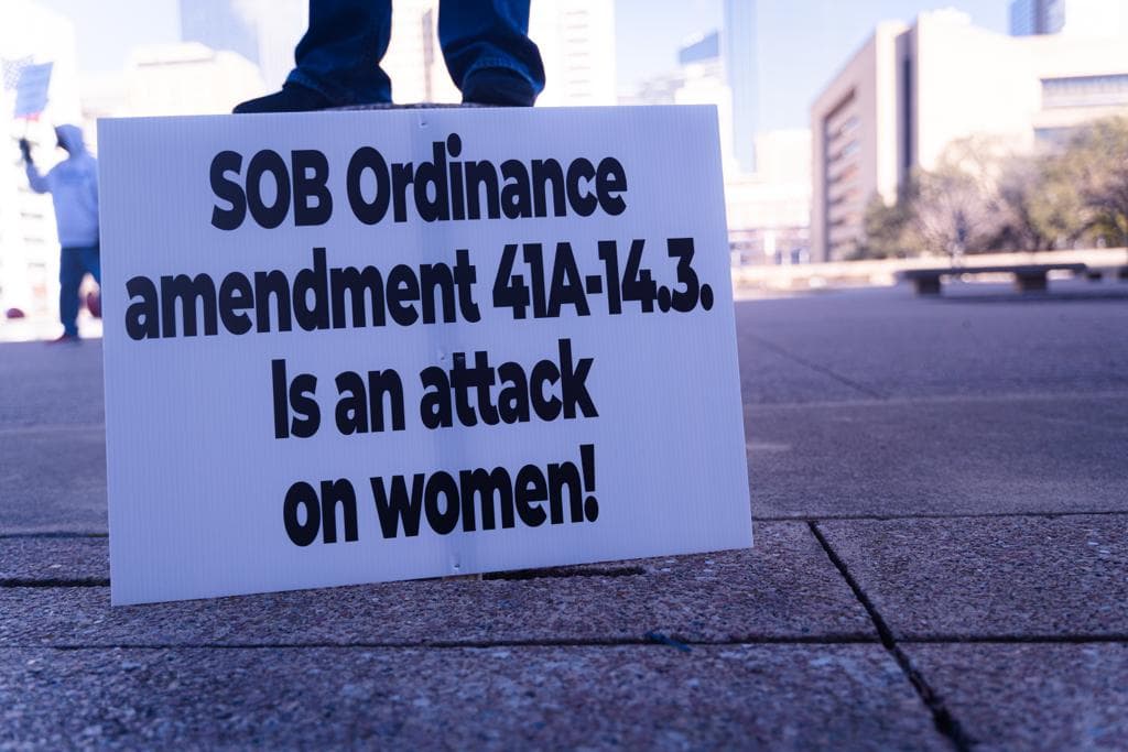 Jaime Castro, vicepresidente del sindicato de la policía de Dallas, asegura que la delincuencia alrededor de estos lugares es tan severa que ocupa demasiados recursos por parte del departamento. 
<br>