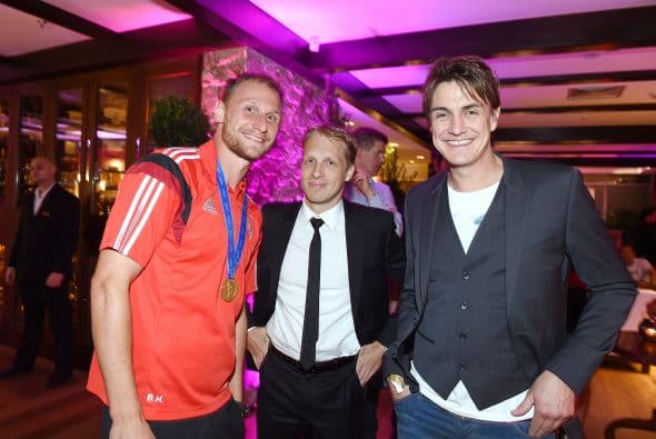 Benedikt Howedes posando junto a algunas personalidades en el festejo teutón.
