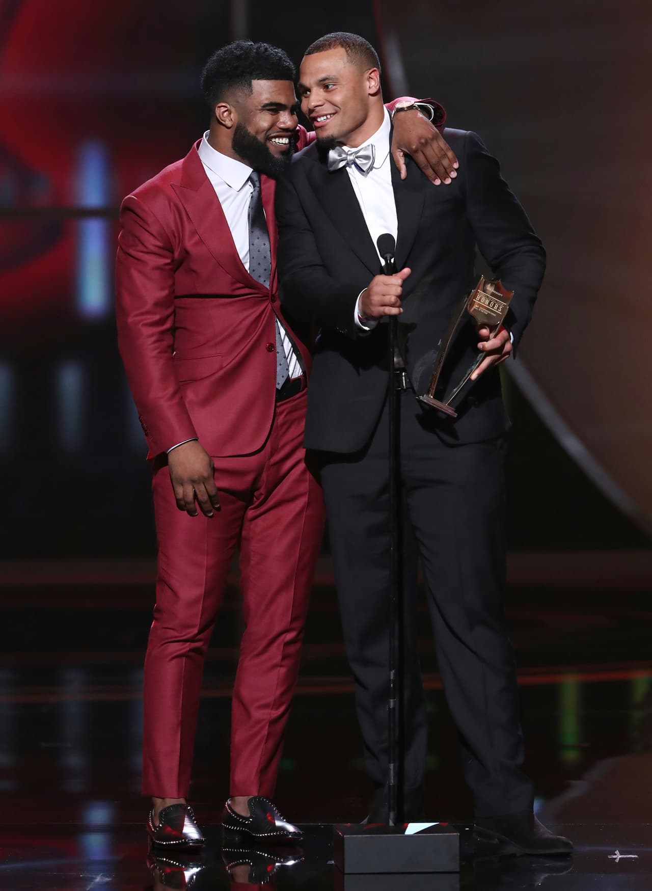 Prescott, en puja con su compañero de equipo, el corredor Ezekiel Elliott, ganó al recibir 28 votos y medio sobre 21 y medio de ‘Zeke’, quien lo acompañó al escenario por petición de Dak, para compartir el galardón.