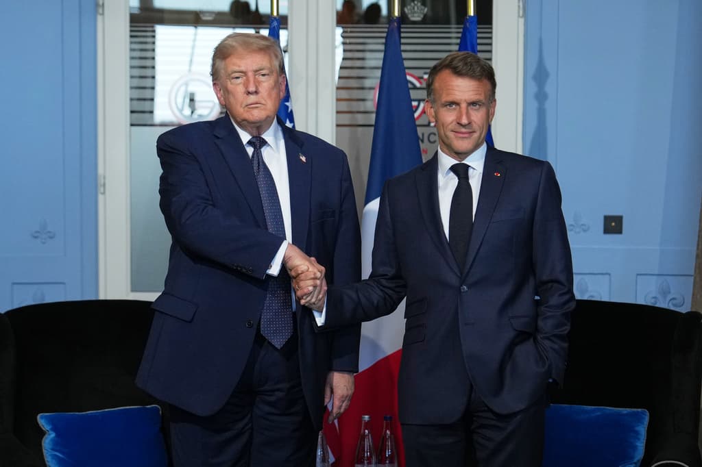 El presidente Donald Trump se reúne con el presidente francés Emmanuel Macron durante una reunión bilateral al margen de la cumbre del G7, el lunes 15 de junio de 2026, en Evian-les-Bains, Francia.