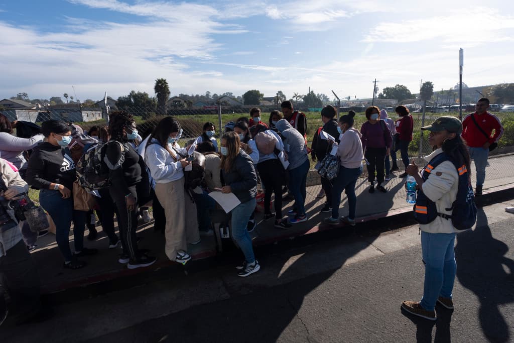 Voluntarios de diversas organizaciones les echaron una mano en inglés, español y francés.