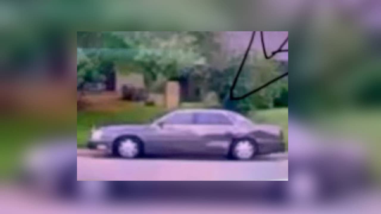 El vehículo del padre es un Cadillac sedan modelo de los años 90’s con daños del lado izquierdo