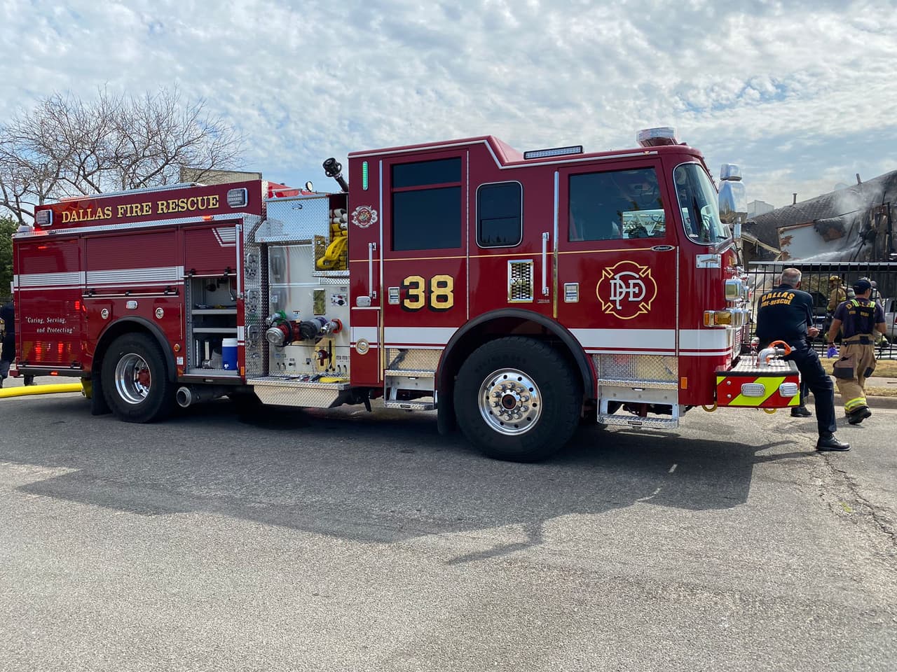 El Departamento de Bomberos logró apagar el fuego antes de que se consumiera el edificio completo.
<br>