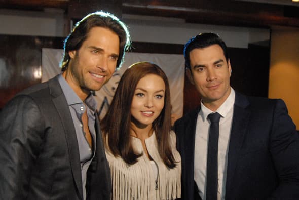 En dicho melodrama compartieron créditos con David Zepeda, Pedro Moreno, Eric del Castillo, Susana Dosamantes, Blanca Guerra y Ramiro Fumazoni.