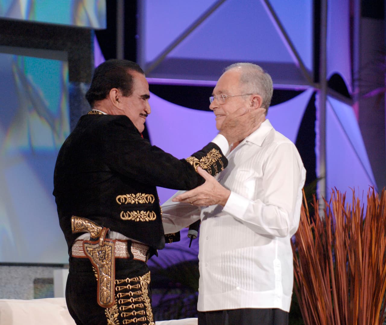 Vicente Fernández porta con orgullo el traje de charro y es uno de los grandes exponentes de la música mexicana alrededor del mundo.